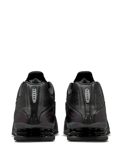 Shox R4 sneakers “Black”