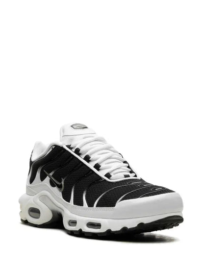NIKE AIR MAX PLUS "BLACK / WHITE