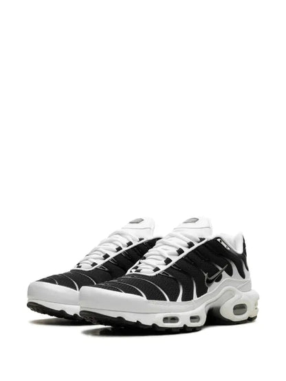 NIKE AIR MAX PLUS "BLACK / WHITE