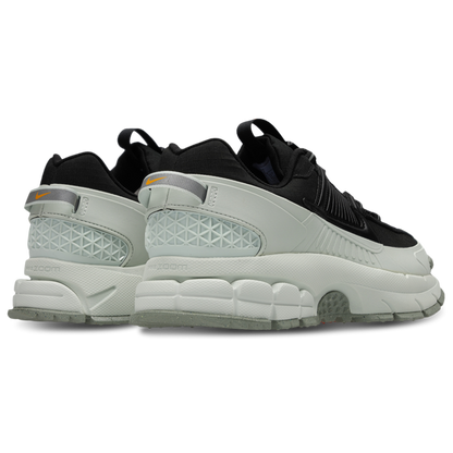 NIKE ZOOM VOMERO ROAM BLACK/WHITE SNEAKER